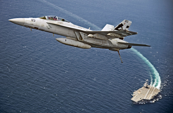 ▲福特號首次利用艦上新科技完成戰機升降作業，一架F/A-18F超級大黃蜂戰機28日降落在福特號上。。（圖／翻攝US NAVY）