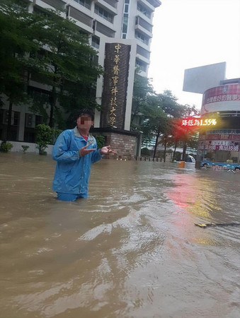 台南中華醫事科技大學淹水到大腿。（圖／翻攝自爆料公社）