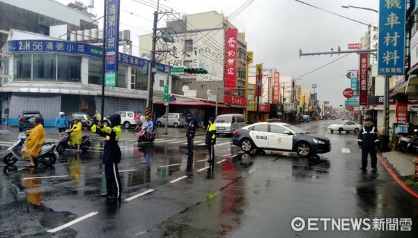 ▲台南市永康分局動員警力，在交通要道、淹水處所、路段，執行交通疏導、管制。（圖／記者林悅翻攝）