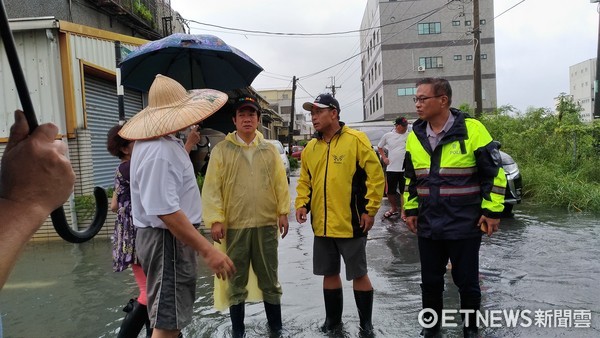 ▲台南市長賴清德在台南市警局長黃宗仁陪同下，實地了解積水狀況。（圖／記者林悅翻攝）