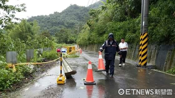 ▲玉井分局玉山所巡佐兼所長涂瑞峰，協助管制塌方路段人車出。（圖／記者林悅翻攝）