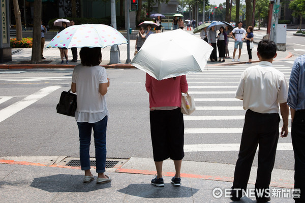 ▲▼撐傘,夏天,大太陽,防曬,大熱天,行人。（圖／記者季相儒攝）