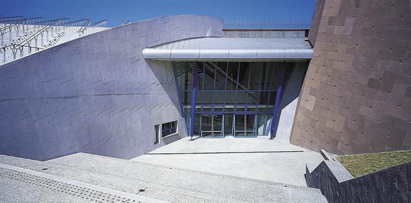 十三行博物館入口。此作品曾獲2002年台灣建築獎首獎、2003年遠東建築獎首獎。雖然屢獲大獎，但和審計部的往來纏鬥，讓他從此對公部門敬謝不敏。（孫德鴻提供）