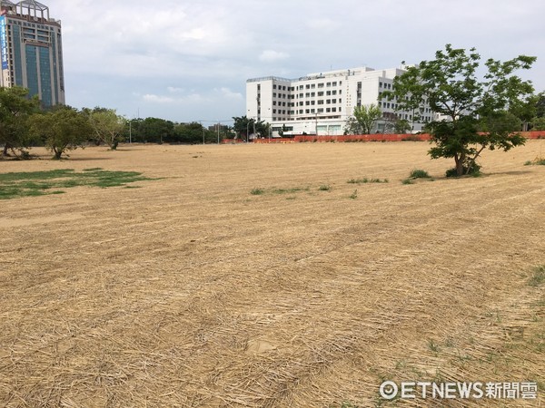 ▲台南市環保局為維護空氣品質，積極推動工地及裸露地鋪設稻草蓆、防塵網及植栽綠化，減少風吹揚塵污染。（圖／記者林悅翻攝）