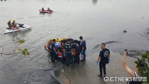 ▲警消出動救生艇將婦人搜撈上岸，經檢視已無生命徵象。（圖／記者陳豐德翻攝）