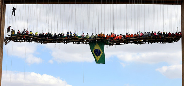 ▲▼巴西利梅拉舉辦一場懸吊橋下的空中烤肉盛宴。（圖／路透社）