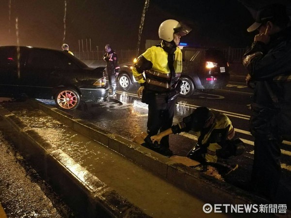 ▲警方隨即下車上前擊破車窗，並將馬嫌拖下車後逮捕壓制在地，順利在傾盆大雨中將馬嫌逮捕。（圖／記者林悅翻攝）