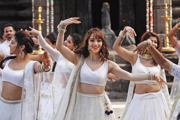 電影遠赴印度拍攝，展現寶萊塢舞蹈的華麗。 