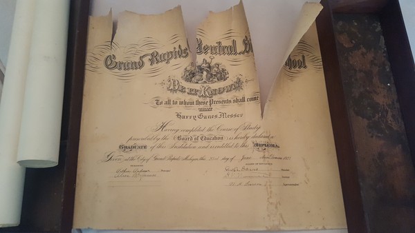 爺爺衣櫃破木盒驚見「150年前遺物」　原來歷史文本都藏在這了（翻攝自IMGUR/NoAPj）