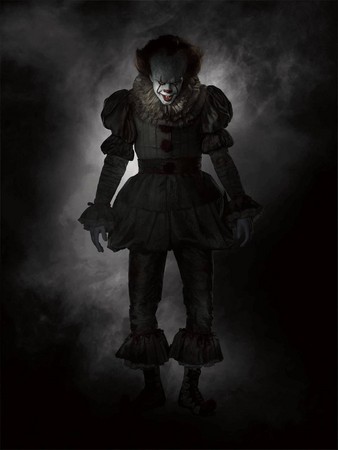 比爾斯卡斯加德飾演小丑「潘尼懷斯」，一出場就充滿邪氣。