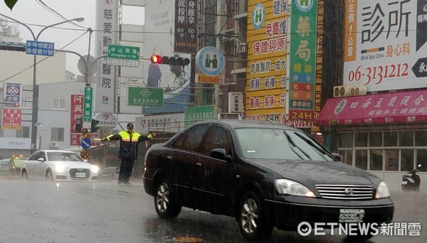 ▲台南市警永康分局員警在海棠颱風過後上班首日，冒著大雨執行交通疏導勤務，確保往來人車安全。（圖／記者林悅翻攝）