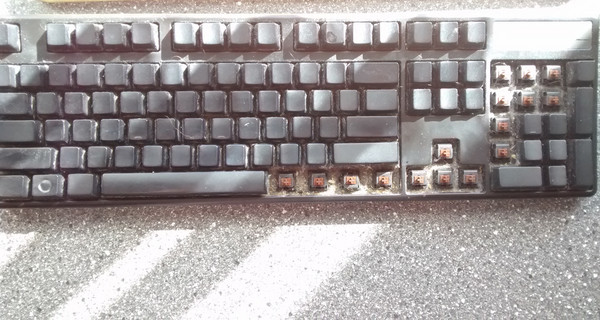 ▲網友清理使用了6年的鍵盤，結果超噁心。（圖／翻攝自reddit）