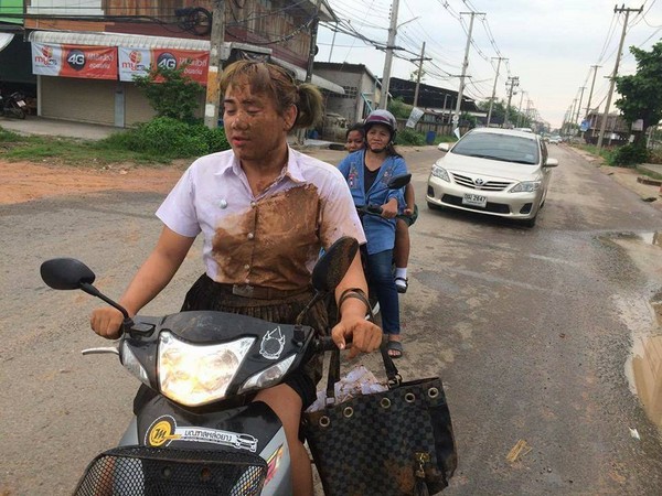 泰國女大生颱風慘摔一身泥，整身都黃黃的…還是要去考試。（圖／翻攝自นิกร กองทอง臉書）