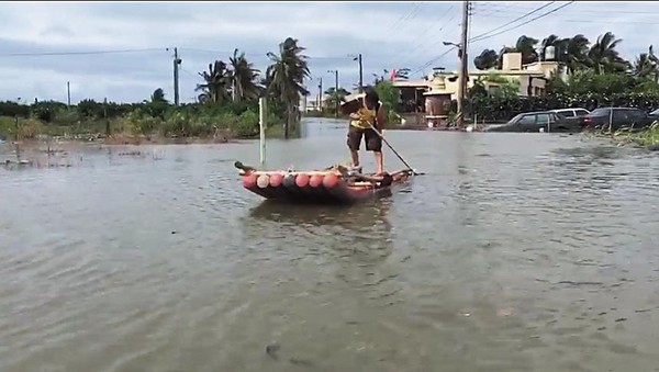 屏東縣羌園地區淹水，居民乘著膠筏外出。