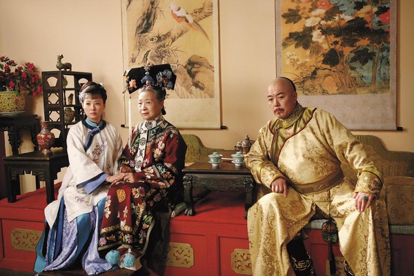 張鐵林（右）主演的《鐵齒銅牙紀曉嵐》在中國極受歡迎，自2001至2008年連拍4部。（東方IC）