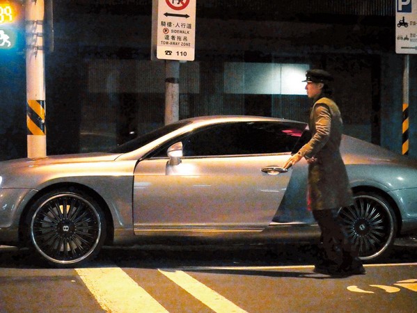 01:07 吳建豪搭上他的千萬元賓利名車，可惜副駕駛座缺了女主人。
