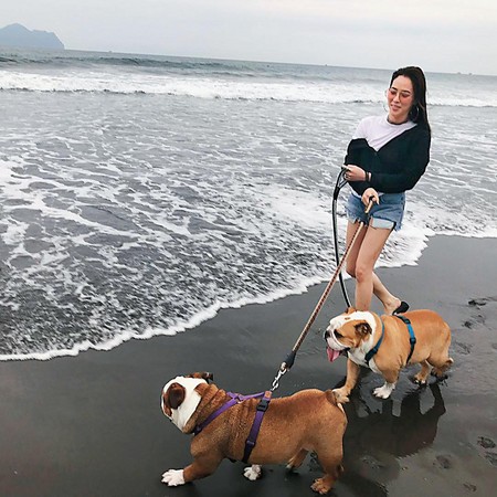 石貞善5月曾牽著兩隻愛犬出遊，曬出一雙美腿非常搶鏡。（翻攝自石貞善IG）
