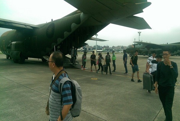 ▲▼空軍出動4架C-130疏運滯留於金門、馬祖的國人。（圖／空軍提供）