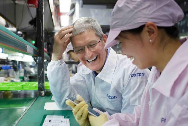 蘋果執行長庫克曾川普承諾在美蓋3座大工廠，現由郭台銘代為兌現。（翻攝自庫克推特）