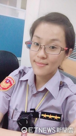 爺爺路倒嘔吐又失禁　善心女警主動陪伴照顧到家人來。（圖／記者謝侑霖翻攝）