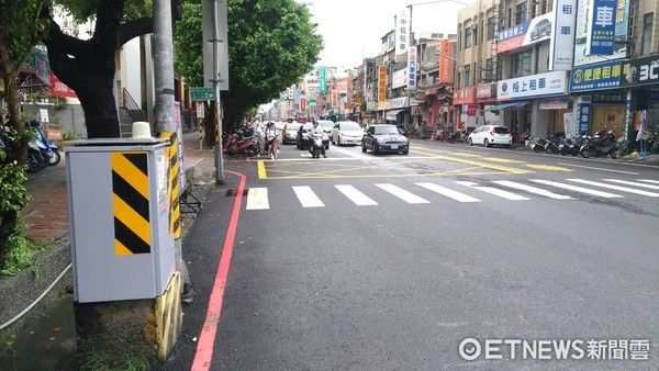 ▲台南市交通局於今年初完成建置啟用1200處路口紅綠燈的4G Free WiFi系統後，再次擴大建置400處路口Free WiFi。（圖／交通局提供） 