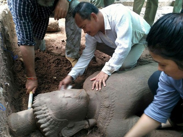 ▲▼吳哥窟出土900年前的「醫院守護神」　專家：祂身高2公尺。（圖／CFP）