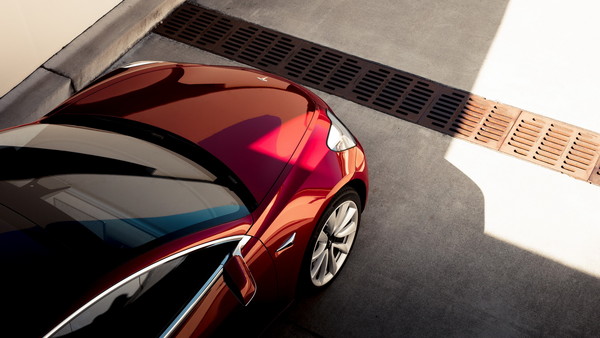▲頂規版特斯拉Model 3一樣「很平價」　一台不到200萬！（圖／Tesla）