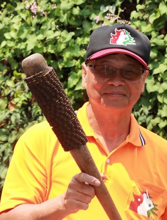▲棒球耆老葉國輝在台南舉辦台南棒球紀念展，50年前訓練台南球隊加重棒。   （圖／葉國輝提供）