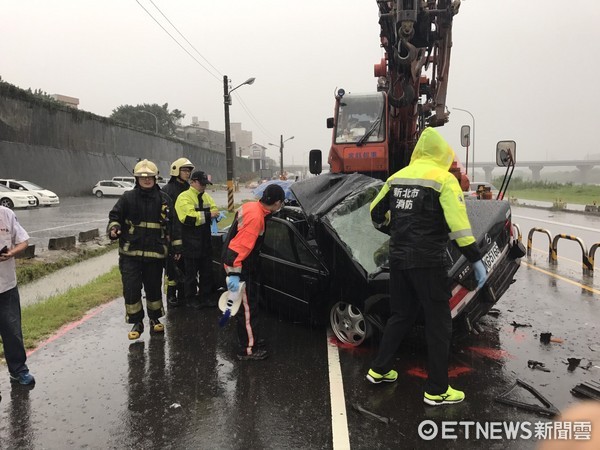 賓士車衝撞吊車。（圖／記者陳豐德攝）