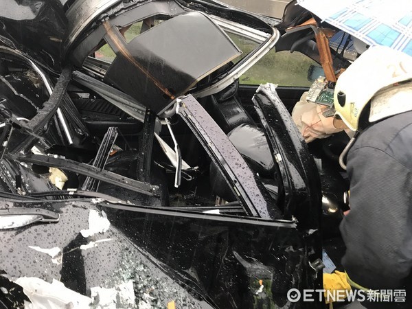 賓士車衝撞吊車。（圖／記者陳豐德攝）