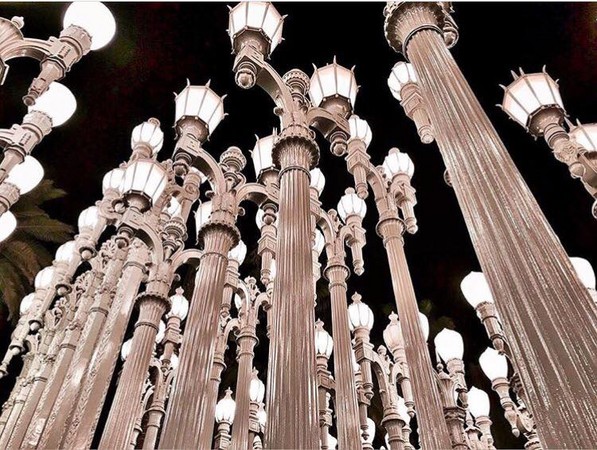 ▲洛杉磯 urban light。（圖／IG@__m.a.j提供，請勿任意翻攝以免侵權）