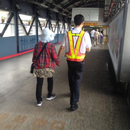 身體不舒服...站務員緊牽婆婆走出月台　網讚：背影好帥氣（圖／翻攝自「爆料公社」）