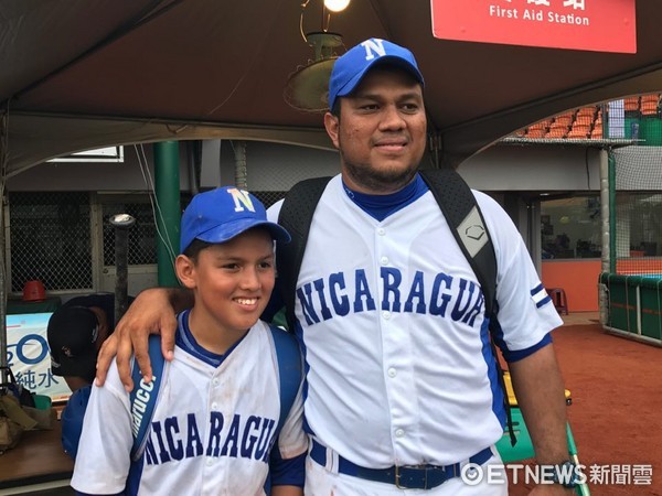 ▲尼加拉瓜總教練貝納維德(Gonzalez Benavides)與他的兒子。（圖／記者楊舒帆攝）