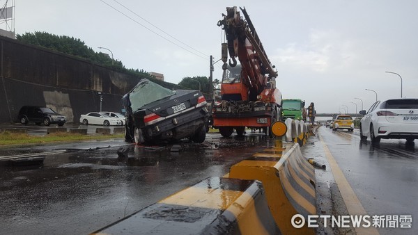 ▲▼賓士車失控飛越護欄，逆向裝上起重車，。（圖／記者陳豐德攝）