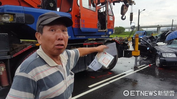 ▲▼賓士車失控飛越護欄，逆向裝上起重車，。（圖／記者陳豐德攝）