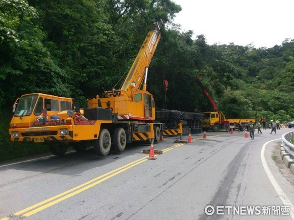 羅姓司機駕駛曳引車由屏東往台東方向行駛，行經台9線445.9K彎道處，疑因剎車失靈側翻於北上車道。（圖／台東縣警察局提供）