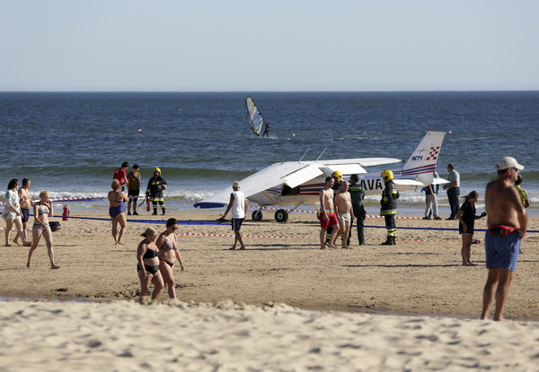 ▲葡萄牙一名56歲男子和一名8歲女童2日（當地時間）在距里斯本約32公里的科甚塔卡帕里卡（Costa de Caparica）做日光浴時，遭到突然迫降的飛機撞死。（圖／達志影像／美聯社）