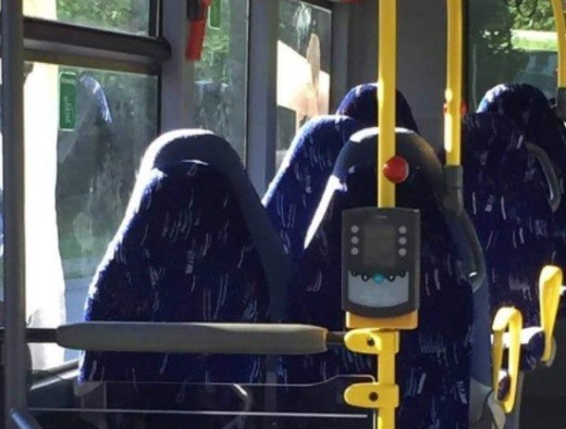 ▲▼挪威反移民團體的數名成員，把公車上的空椅子看成是「穆斯林」。（圖／翻攝自臉書／Sindre Beyer）