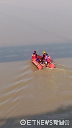 ▲台南市消防局出動消防艇在水上搜尋。（圖／記者林悅翻攝）