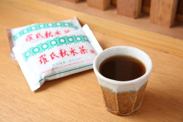 店內有販售台中人的回憶「羅氏秋水茶」，喝來有濃郁青草味，清涼解渴。（50元／包）