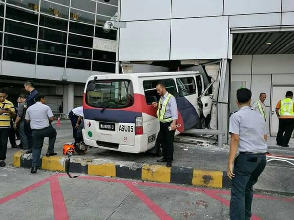 ▲▼貨車高速撞上空橋。（圖／翻攝自Info Roadblock JPJ/POLIS粉絲專頁）