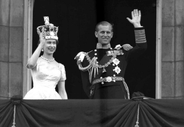 ▲▼英國女王伊麗莎白二世(Elizabeth II)於1953年6月2日進行加冕典禮，與她的夫婿菲利浦親王(Prince Philip)一同向民眾揮手。（圖／達志影像／美聯社）