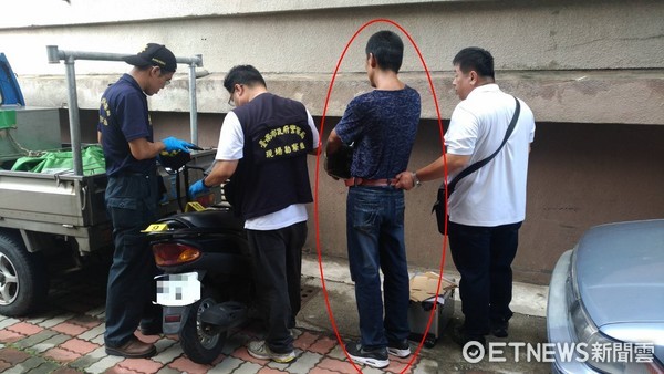 ▲台南市警一分局埋伏緝獲涉嫌強盜女子背包的林姓男子。（圖／記者林悅翻攝） 