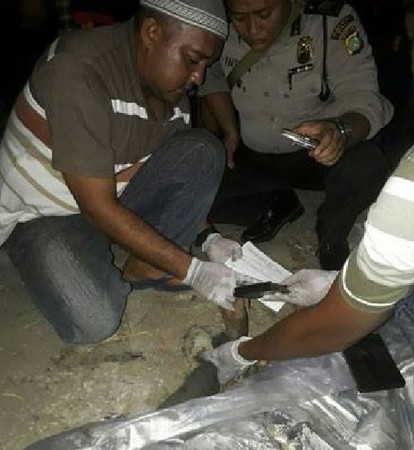 ▲▼印尼一名竊賊偷走清真寺外的擴音器，遭到村名放火燒死。（圖／翻攝自Polda Metro Jaya Dot Info粉絲專頁）