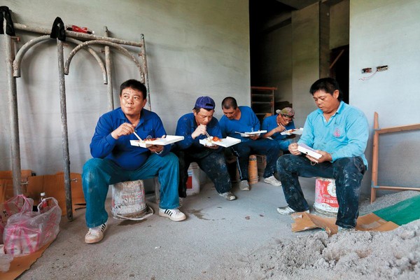 南部工作機會少，蔡日騰（左1）帶領同村村民一同北上打拚。