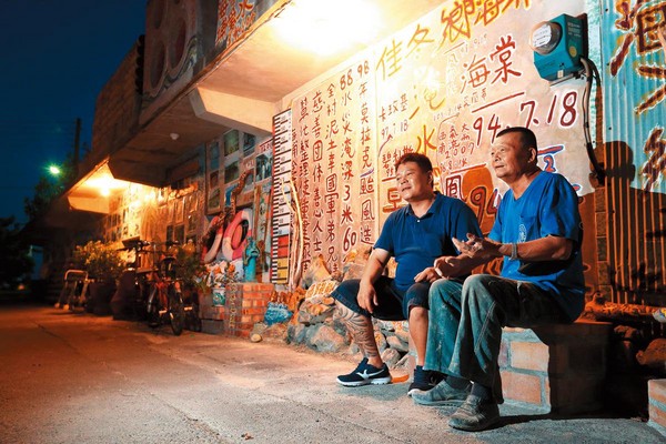 蔡日騰（左）只要有回屏東，都會去看帶他入行的師傅周金明（右），師徒坐在淹水牆前話家常。