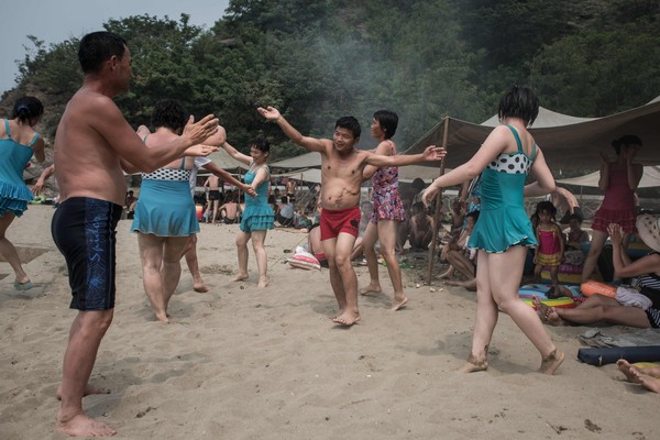 ▲▼北韓的民眾在海邊享受夏天。（圖／CFP）