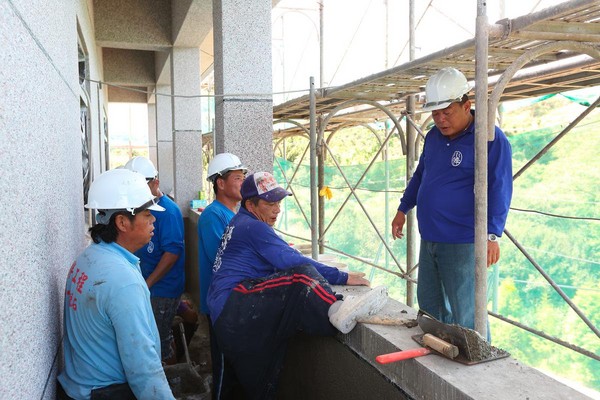 每天上工前，蔡日騰都會提醒大夥留意施工細節與安全。