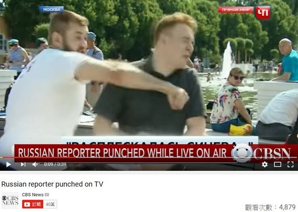 ▲▼俄羅斯記者尼凱塔（Nikita Razvozzhayev）在現場連線時，突然被一名衝進畫面的醉漢痛歐一拳。（圖／翻攝自YouTube／CBS News）