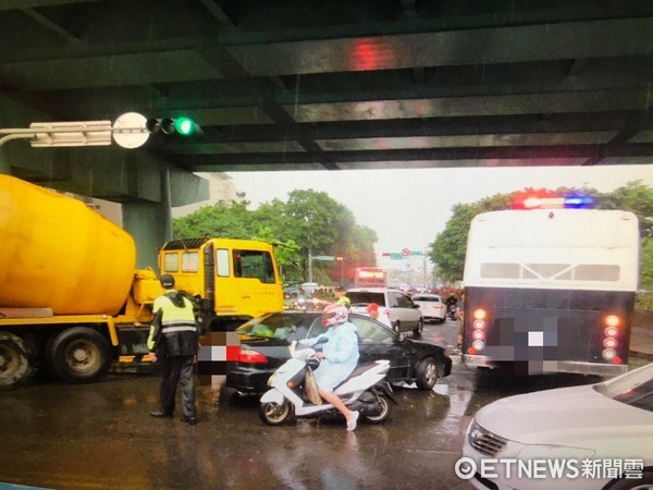 ▲▼士林地院大型囚車遭撞！車上載13人犯…左側車身受損。（圖／記者陳豐德翻攝）